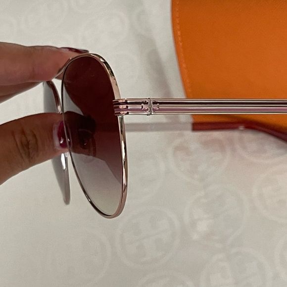 New tory Burch sunglasses 😍 rosegold - Picture 3 of 7